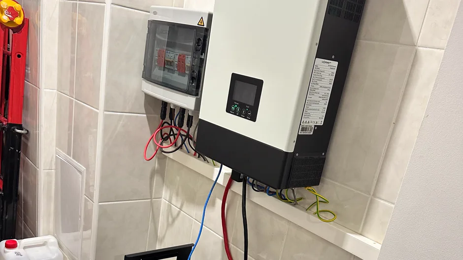 Інвертор LuxPower зі щитком і акумулятором — монтаж на об'єкті