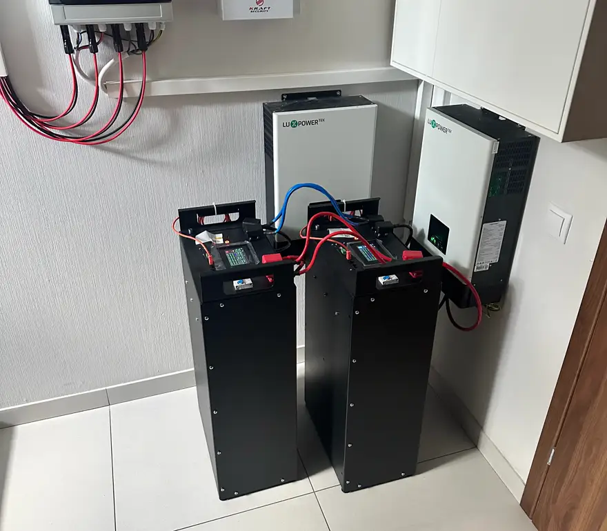 Змонтований вузол: інвертор LuxPower, щитки захисту і акумулятори — реальний об'єкт